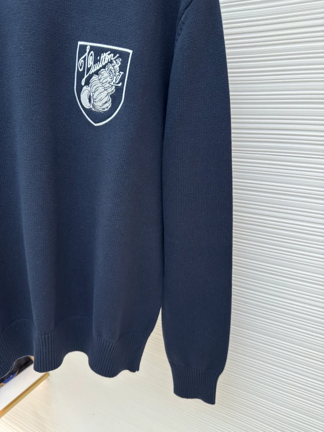 LOUIS VUITTON conch pullover ●Authentic product: Purchased and developed for 14600 ●Item number: 1680419-B50 ●Fabric: mercerized long-staple cotton ●Technology: knitting ●Version: loose fit ●Weight: about 790 grams ●Size: XS-S-M-L ●Description: Made of 100% top-grade long-staple cotton, fully combed and compacted + singeing mercerization process, striving for excellence, which not only retains the simplicity and gentleness of pure cotton, but also gives it a noble temperament like silk. The color is beautiful, the touch is gentle and delicate, you can enjoy silky smoothness, and the long-staple cotton has long fiber The fiber length is usually more than 2.5 centimeters, which is about twice the length of ordinary cotton yarn. Therefore, clothes made of raw materials with this fiber length are more wrinkle-resistant, non-pilling, and have clear textures that are beyond the reach of ordinary cotton yarn. They are non-sticky when worn for a long time in summer, and have particularly good sweat-absorbing effects. The overall wiring is straight and delicate, the fabric is comfortable and soft, and the color is consistent without color difference. It can be matched with the same style to create a fashionable look and control various occasions. Customized accessories, complete with three standards, same style for men and women!
